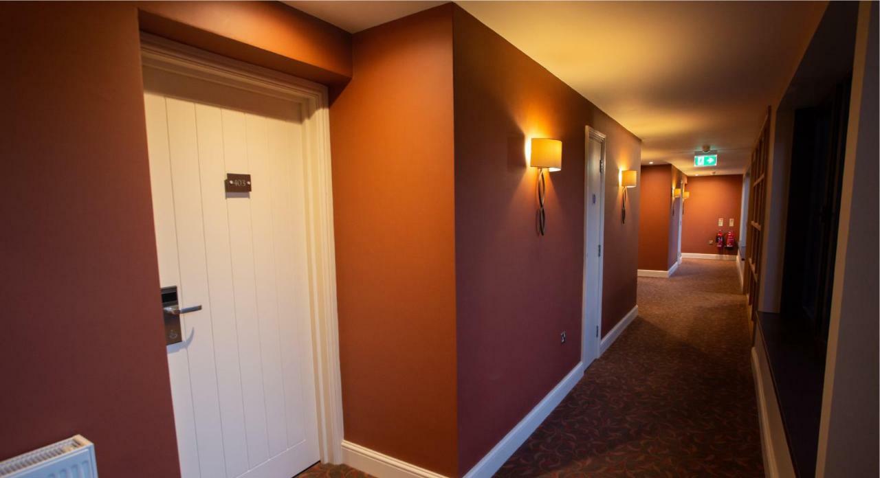 Stirrups Hotel Брэкнэлл Экстерьер фото